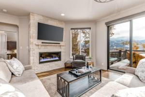 Posh Park City Paradise - Designer Interior Hot Tub Game Room & Epic Deck