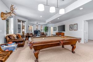 Posh Park City Paradise - Designer Interior Hot Tub Game Room & Epic Deck