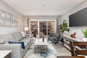 Main Street condo with AC balcony on-site dining hot tub & firepit