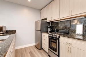 Main Street condo with AC balcony on-site dining hot tub & firepit