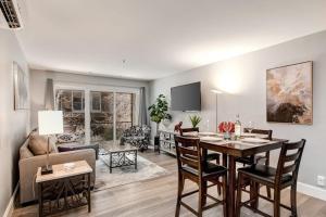 Main Street condo with AC balcony on-site dining hot tub & firepit
