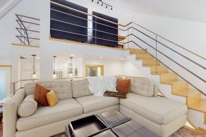 Renovated townhouse in canyons with fireplace & mountain view - walk to lifts