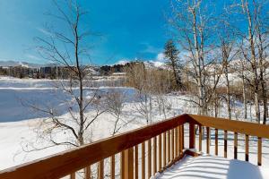 Renovated townhouse in canyons with fireplace & mountain view - walk to lifts