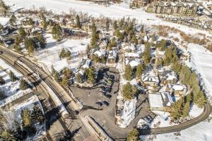 Renovated townhouse in canyons with fireplace & mountain view - walk to lifts