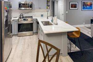 Old Town renovated first-floor condo with shared all-season pool walk to slopes