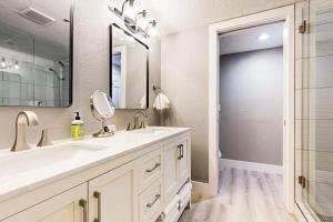 Old Town renovated first-floor condo with shared all-season pool walk to slopes