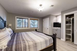 Old Town renovated first-floor condo with shared all-season pool walk to slopes