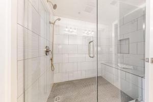 Old Town renovated first-floor condo with shared all-season pool walk to slopes