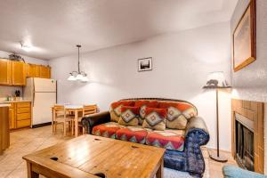 Cozy walkable condo with Wifi shared pool & hot tub - close to slopes