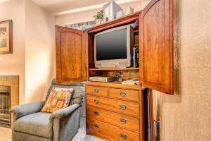 Cozy walkable condo with Wifi shared pool & hot tub - close to slopes