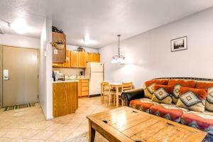 Cozy walkable condo with Wifi shared pool & hot tub - close to slopes