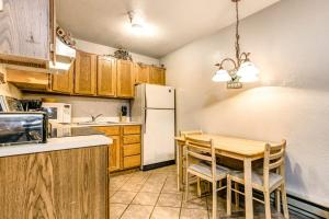 Cozy walkable condo with Wifi shared pool & hot tub - close to slopes