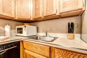 Cozy walkable condo with Wifi shared pool & hot tub - close to slopes