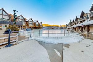 Lovely Ski-in - ski-out studio with pool hot tub sauna & fireplace - walk to lifts