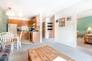 Top-floor mountain view condo with fireplace pool & hot tub - steps to shuttle