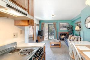 Top-floor mountain view condo with fireplace pool & hot tub - steps to shuttle