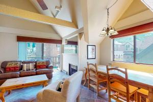 Comfortable ski-in - ski-out condo with shared pool hot tub & gym