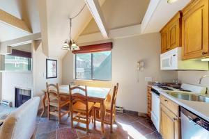 Comfortable ski-in - ski-out condo with shared pool hot tub & gym