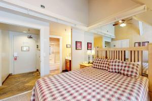 Comfortable ski-in - ski-out condo with shared pool hot tub & gym