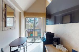 Comfortable ski-in - ski-out condo with shared pool hot tub & gym