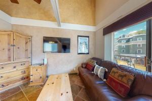 Comfortable ski-in - ski-out condo with shared pool hot tub & gym