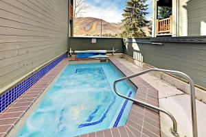 Spacious condo with loft - walk to ski lifts & restaurants