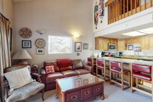 Spacious condo with loft - walk to ski lifts & restaurants
