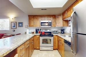 Spacious condo with loft - walk to ski lifts & restaurants