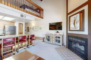 Spacious condo with loft - walk to ski lifts & restaurants