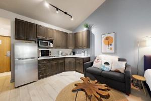 Lovely studio in the heart of town with Pool & Hot Tub on-site WiFi & deck