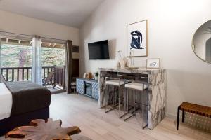 Lovely studio in the heart of town with Pool & Hot Tub on-site WiFi & deck