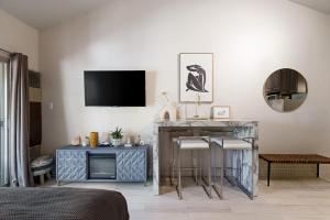 Lovely studio in the heart of town with Pool & Hot Tub on-site WiFi & deck