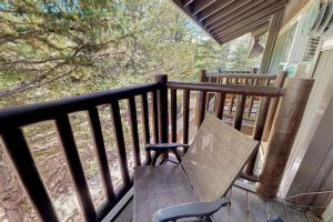 Lovely studio in the heart of town with Pool & Hot Tub on-site WiFi & deck