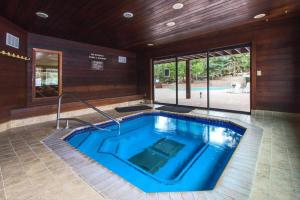 Charming Red Pines getaway minutes from slopes with stunning alpine views