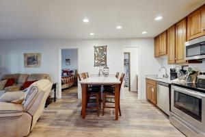 Charming Red Pines getaway minutes from slopes with stunning alpine views