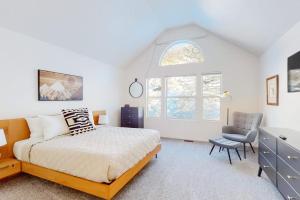 Stylish Ski Retreat with a Gas Fireplace Fast WiFi Private Hot Tub & Patio