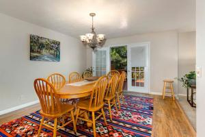 Terrific central location for ski resort access with private hot tub & fireplace