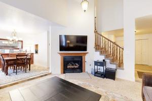 Updated Condo with Private Hot Tub Mountain Views & Gas Grill - Close to Skiing