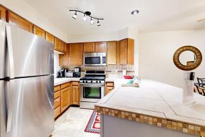 Updated Condo with Private Hot Tub Mountain Views & Gas Grill - Close to Skiing