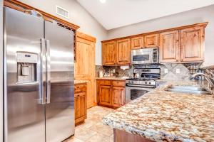 Ski view condo with fast WiFi private grill easy ski access pool & hot tub