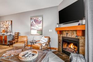 Ski view condo with fast WiFi private grill easy ski access pool & hot tub