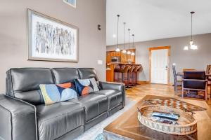 Ski view condo with fast WiFi private grill easy ski access pool & hot tub