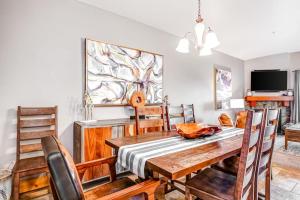 Ski view condo with fast WiFi private grill easy ski access pool & hot tub