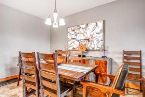 Ski view condo with fast WiFi private grill easy ski access pool & hot tub