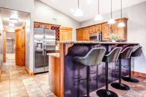 Ski view condo with fast WiFi private grill easy ski access pool & hot tub