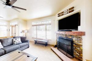Family-Friendly Home with Private Hot Tub Shared Pool WiFi and Central AC