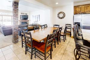Family-Friendly Home with Private Hot Tub Shared Pool WiFi and Central AC