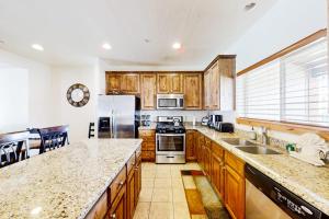 Family-Friendly Home with Private Hot Tub Shared Pool WiFi and Central AC