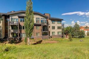 Superbly Updated Condo with Mountain Views Shared Pool Hot Tub Walking Paths