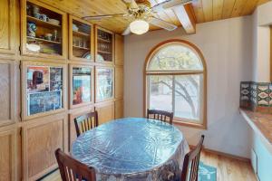 Cozy townhouse with rustic feel - private sauna & gas fireplace